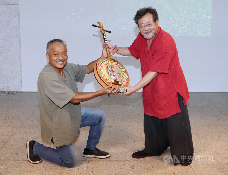 綠光劇團28日在台灣當代文化實驗場舉辦記者會表示,音樂劇「再會吧 北投2.0 Revival」10月起將陸續在高雄、台中及台北巡演,劇中扮演「吟唱歌者」角色的陳明章(右),考量自身健康與年齡,決定將部分演出場次交棒給台語金曲歌王謝銘祐(左),為這次巡演增添「傳承」意義。中央社實習記者李欣縵攝 111年7月28日