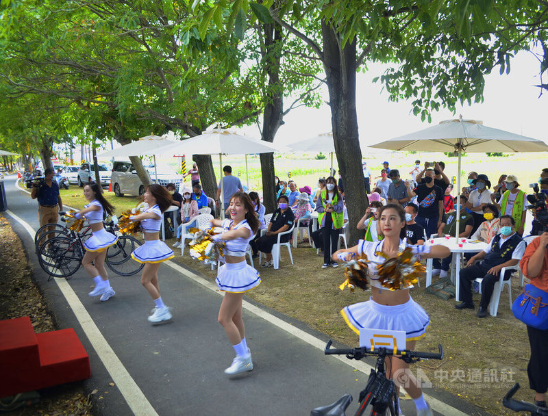 嘉義縣文化觀光局攜手旅行社業者,推出自行車主題團旅遊行程,28日在朴子溪自行車道舉辦行銷記者會,現場安排啦啦隊熱力演出。中央社記者蔡智明攝 111年7月28日