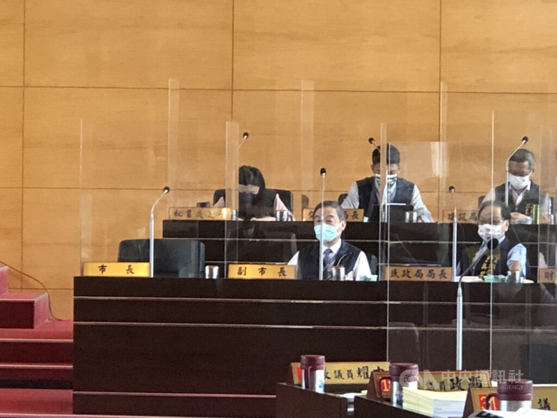 台中市議會28日召開定期會，市長盧秀燕因腿傷復發請假，由副市長黃國榮（前左）代表出席。中央社記者趙麗妍攝  111年7月28日