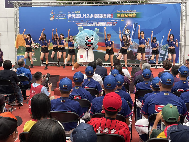 2年1屆的WBSC第六屆U12世界盃棒球錦標賽29日在台南開打，台南市政府28日舉行開賽記者會，同時為中華隊加油。中央社記者張榮祥台南攝  111年7月28日