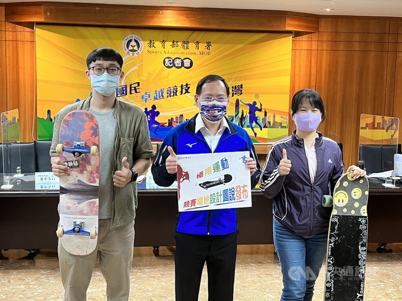 運動攀登與滑板已被列入奧運正式項目,體育署運動設施組專門委員黃幸玉(右)28日在例行記者會中表示,已提前編製運動攀登及滑板競賽場地規劃設計參考圖說,預計8月就會公告。中為體育署主任秘書呂宏進。中央社記者龍柏安攝 111年7月28日