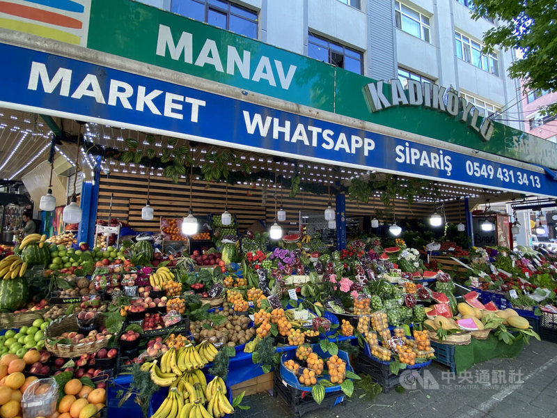 圖為伊斯坦堡卡迪科伊區水果店。（中央社檔案照片）