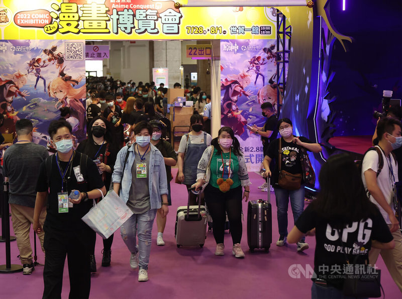 第21屆漫畫博覽會28日至8月1日在世貿一館登場,許多動漫迷28日一早就到現場排隊,10點一到便進場搶購。中央社記者張新偉攝 111年7月28日