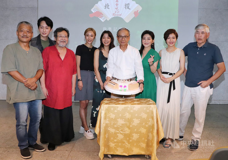 描述北投溫泉酒家人生的音樂劇「再會吧 北投2.0 Revival」即將3度演出,綠光劇團28日在台灣當代文化實驗場舉辦記者會表示,此次邀請更多實力與魅力兼具的演員共同演出,不少「新面孔」加入與「老班底」演出同一個角色,展現一種「傳承」。圖為記者會上幫編導吳念真(右4)慶生。中央社實習記者李欣縵攝 111年7月28日