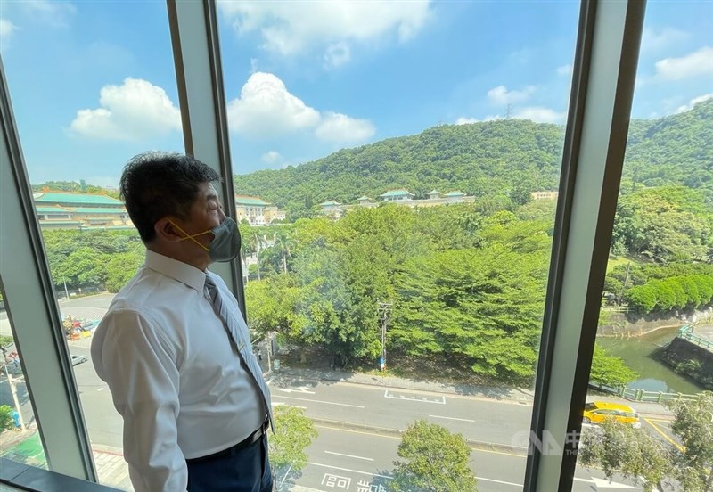 民進黨台北市長參選人陳時中28日上午參訪台灣創價學會至善藝文中心,從窗邊眺望對面的故宮博物院。中央社記者王飛華攝 111年7月28日