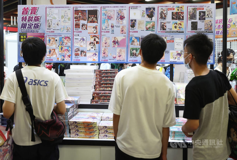 受COVID-19疫情影響,漫畫博覽會自2020年停辦實體活動,第21屆漫畫博覽會28日回歸展場,主辦單位預估首日進場人次可達7萬。圖為民眾在攤位選購動漫周邊商品。中央社記者張新偉攝 111年7月28日