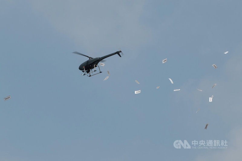 國軍心戰特遣隊28日在桃園出動無人直升機，並空投傳單對敵認知作戰。中央社記者游凱翔攝 111年7月28日