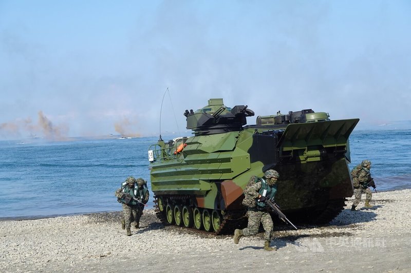 國軍採攻擊軍態勢順利搶灘,陸戰隊員下車分邊攻擊。中央社記者李卉婷攝 111年7月28日