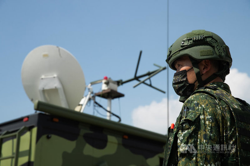 圖為官兵與機動廣播車。中央社記者游凱翔攝 111年7月28日