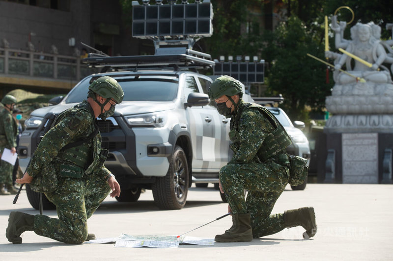 心戰大隊官兵在進行任務提示後，準備駕駛心戰廣播車（後）執行廣播任務。中央社記者游凱翔攝 111年7月28日