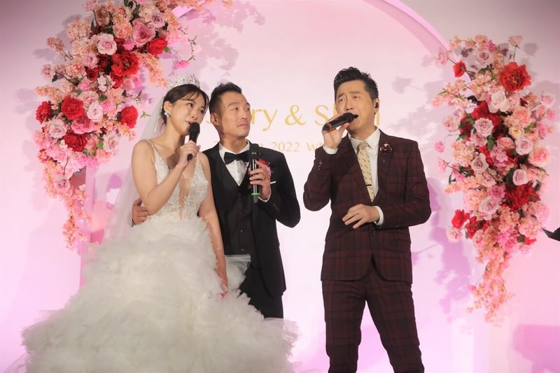 「音樂頑童」歌手庾澄慶（右）為多年粉絲參加實境節目「婚禮歌手2」，並獻出首次婚禮獻唱經驗。（東森提供）中央社記者葉冠吟傳真  111年7月28日