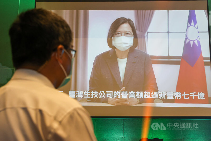 2022 BIO Asia-Taiwan Exhibition亞洲生技大展28日在南港展覽館開幕,總統蔡英文以預錄影片的方式在會中致詞。中央社記者鄭清元攝 111年7月28日