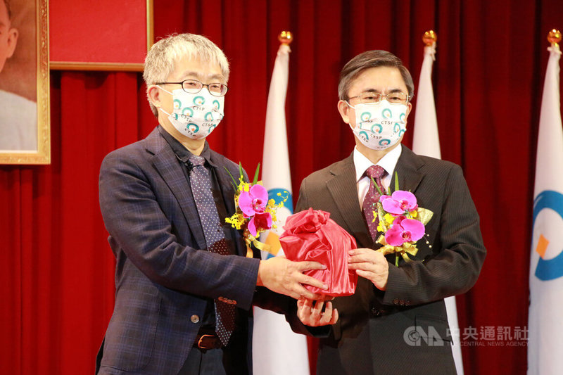 科技部改制為國家科學及技術委員會,中部科學園區管理局28日舉辦揭牌暨局長布達典禮,新國科會副主委林敏聰(左)到場主持並頒授印信給中科局長許茂新(右)。中央社記者蘇木春攝 111年7月28日