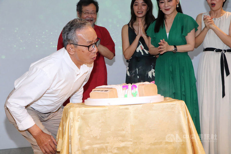綠光劇團28日在台灣當代文化實驗場舉辦記者會,宣布音樂劇「再會吧 北投2.0 Revival」10月起將陸續在北中南巡演,由於編導吳念真(左)29日將過70歲生日,記者會上劇組演員們也幫他慶生。中央社實習記者李欣縵攝 111年7月28日