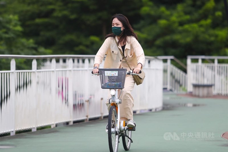 圖為新北市板橋區一名騎乘腳踏車民眾配戴口罩防疫。（中央社檔案照片）