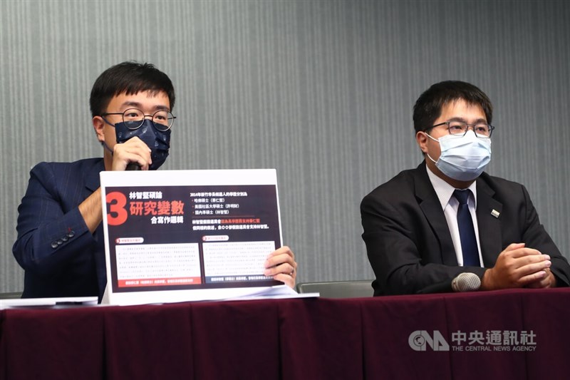針對民進黨桃園市長參選人林智堅遭質疑論文抄襲案,林智堅辦公室發言人黃韋鈞(左)與委任律師黃帝穎(右)28日在民進黨中央黨部舉行記者會,提出林智堅的論文寫作邏輯來證明論文的原創性,呼籲國民黨停止摸黑造謠。中央社記者王騰毅攝 111年7月28日