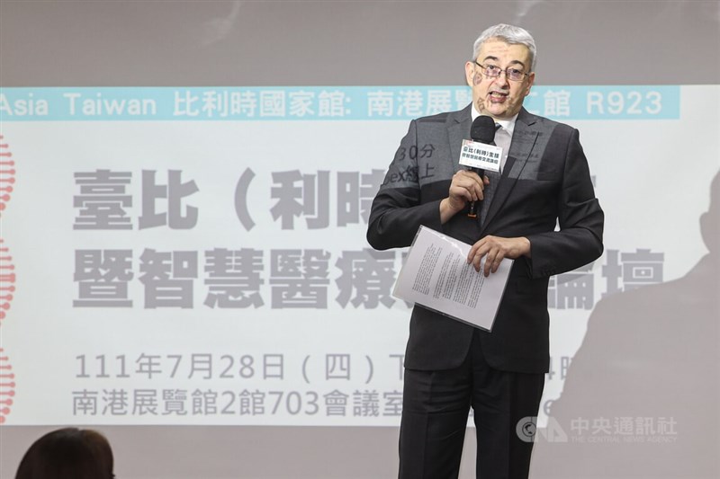 台北比利時生技暨智慧醫療交流論壇28日在南港展覽館舉行,比利時台北辦事處長文浩德出席致詞。中央社記者鄭清元攝 111年7月28日