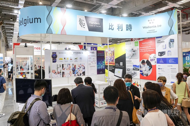 2022亞洲生技大展28日在台北南港展覽館登場,比利時台北辦事處及瓦隆尼亞外貿投資總署(AWEX)帶領4家比利時生技醫療公司參展,吸引眾多人駐足看展。中央社記者鄭清元攝 111年7月28日