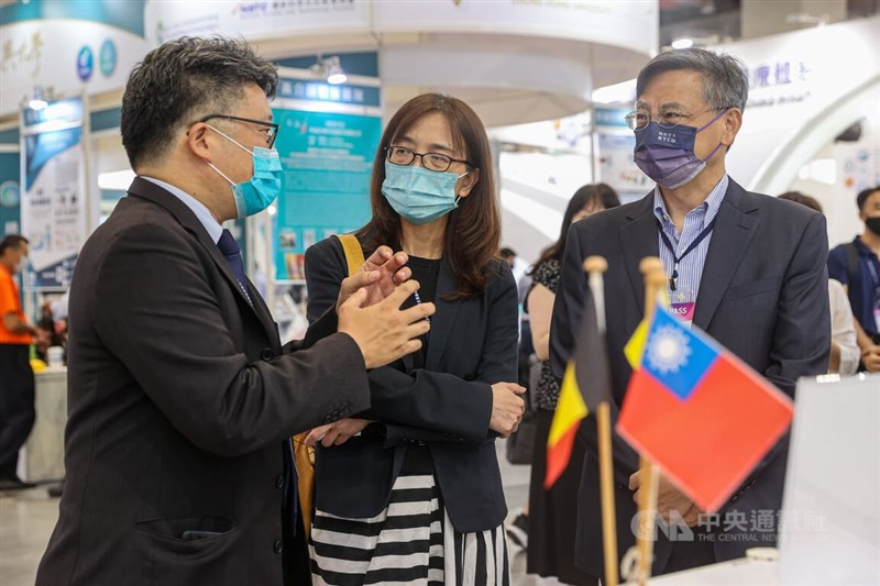 2022亞洲生技大展28日在台北登場,4家比利時生技醫療公司參展,比利時瓦隆尼亞投資及經貿總署駐台組長鄒宏平(左起)親自為經濟部中小企業處副處長胡貝蒂、陽明交大副校長鄭子豪等人導覽。中央社記者鄭清元攝 111年7月28日