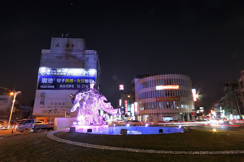 雲林縣虎尾鎮公所指出,素還真圓環是全國第一座布袋戲戲偶圓環,已成為虎尾新意象,夜間並推出燈光秀,獨具風情。(虎尾鎮公所提供)中央社記者姜宜菁傳真 111年7月28日