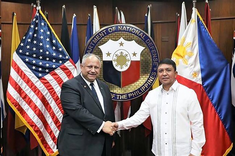 美國海軍部長戴杜羅（左）26日訪問菲律賓，與菲國國防部候任次長賈卡爾（右）會面，討論菲美雙邊防務關係發展，並重申兩國對菲美共同防禦條約的承諾。（菲律賓國防部提供）中央社記者陳妍君馬尼拉傳真 111年7月28日