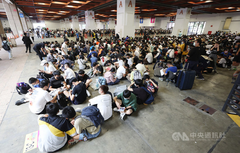 第21屆漫畫博覽會28日至8月1日在世貿一館登場,28日舉辦開幕記者會,許多動漫迷一早就在場外排隊等候。中央社記者張新偉攝 111年7月28日
