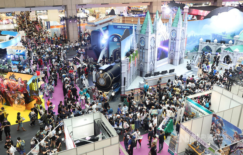 第21屆漫畫博覽會28日至8月1日在世貿一館展出,吸引許多動漫迷進場參觀。中央社記者張新偉攝 111年7月28日
