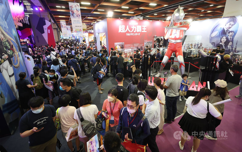 第21屆漫畫博覽會28日至8月1日在世貿一館展出,吸引許多動漫迷進場參觀,場內大型日本特攝片超人力霸王公仔吸睛。中央社記者張新偉攝 111年7月28日
