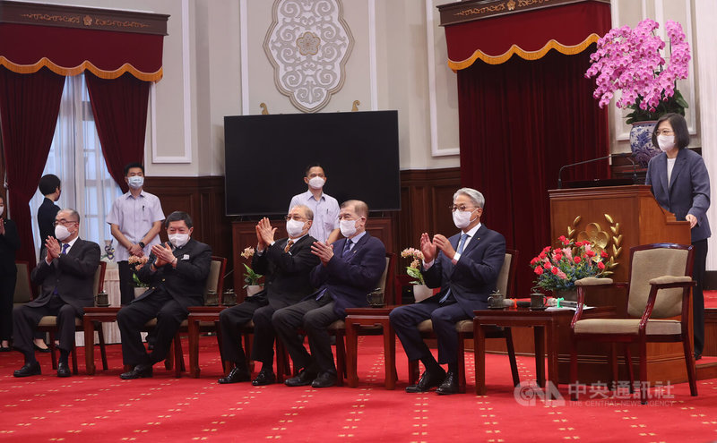 總統蔡英文(右)28日接見工商協進會新任理監事致詞表示,未來數位轉型將貢獻全球過半的經濟成長,因此,將成立數位發展部加速推動國家數位發展政策,讓台灣在後疫情時代繼續取得優勢。中央社記者鄭傑文攝 111年7月28日