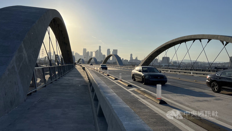 美國洛杉磯近日啟用造價5.88億美元的第六街大橋（Sixth Street Viaduct），拱型結構是最大特色，但有民眾違規爬上拱門，試圖在社群媒體上製造聲量，引起警方關注。中央社記者林宏翰洛杉磯攝 111年7月28日