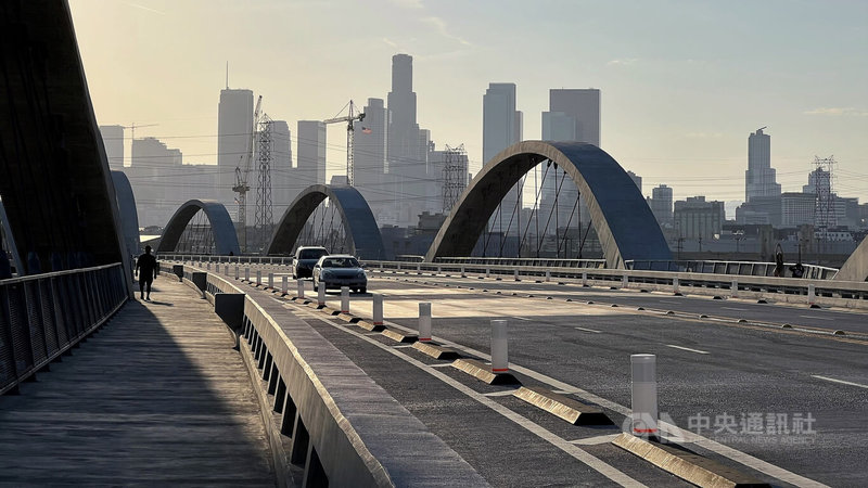 美國洛杉磯第六街大橋（Sixth Street Viaduct）7月8日啟用，在橋上能夠遠望市中心大樓構成的天際線。中央社記者林宏翰洛杉磯攝 111年7月28日