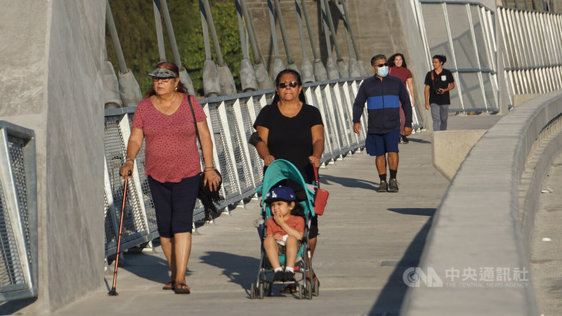 美國洛杉磯第六街大橋（Sixth Street Viaduct）近日啟用，景觀特殊、人行道寬敞，吸引附近居民與遊客。中央社記者林宏翰洛杉磯攝 111年7月28日