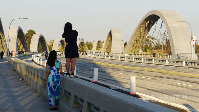 美國洛杉磯第六街大橋（Sixth Street Viaduct）近日啟用，吸引居民及遊客前往拍照。中央社記者林宏翰洛杉磯攝 111年7月28日