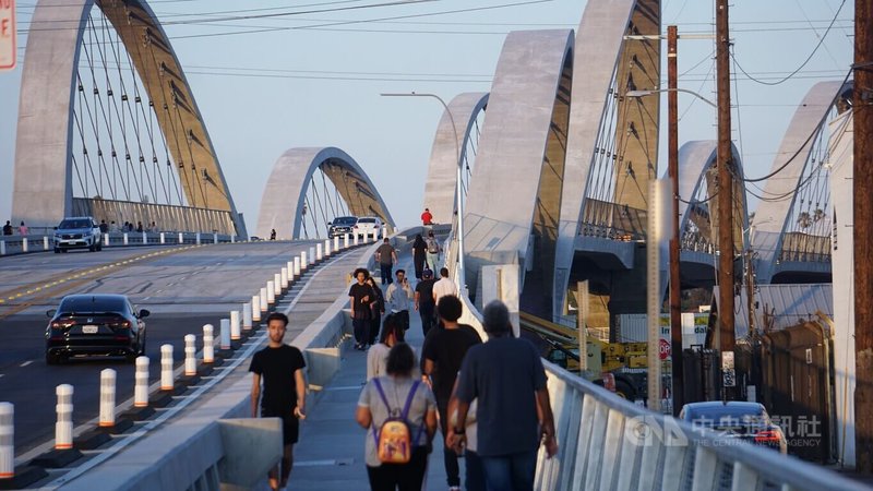 7月8日啟用的第六街大橋（Sixth Street Viaduct）為洛杉磯市有史以來最大規模的橋梁興建計畫，顯眼的拱型建築與寬敞的人行道，吸引居民及遊客。中央社記者林宏翰洛杉磯攝 111年7月28日