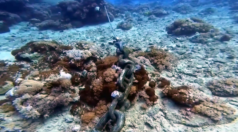 台東綠島石朗保護區發生工程船錨鍊連續破壞綠島珊瑚礁事件,台東縣長饒慶鈴28日強調,已指示農業處用最嚴謹方式處理,未來也會請海巡單位加強戒護,且要求廠商提出更周延的施工方式並向當地及相關單位說明後,才會准許復工。(怪獸潛水提供)中央社記者盧太城台東傳真 111年7月28日