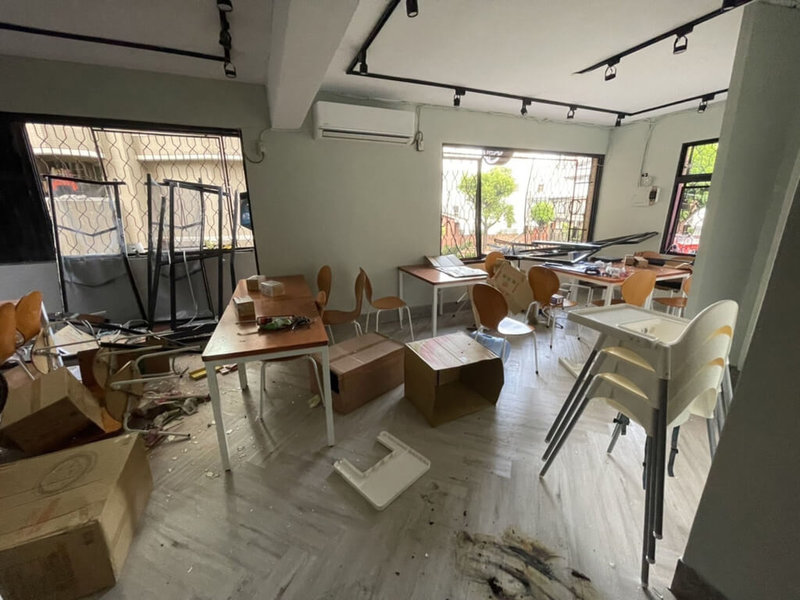 台中市北區一家肉羹小吃店29日上午發生瓦斯氣爆,店內玻璃與家具四散,幸事發當時尚未營業。(台中市消防局提供)中央社記者蘇木春傳真 111年7月29日