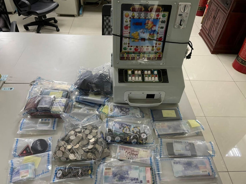47歲陳姓男子在西門町附近民宅內設撲克賭場,找美女擔任荷官,台北市警方接獲檢舉日前赴賭場搜索,逮捕陳姓男子等3人及9名賭客,並查扣賭資等物。(警方提供)中央社記者劉建邦傳真 111年7月29日