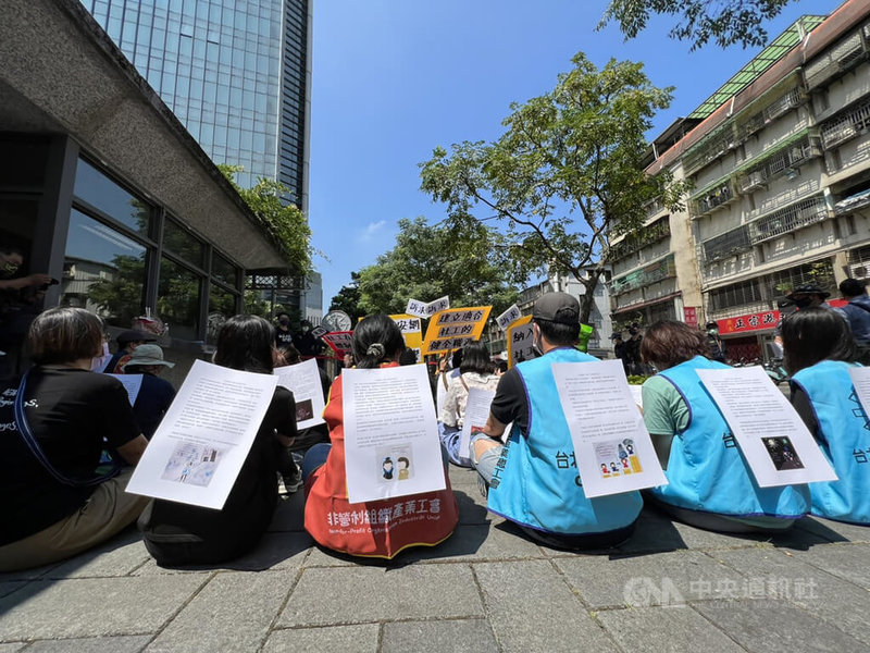 全台多個社會工作人員職業工會29日在衛福部大門前舉行「社工工會普渡社安網魂」記者會,高喊「全面檢討社安網」、「社工不要再陣亡」等口號。中央社記者沈佩瑤攝 111年7月29日