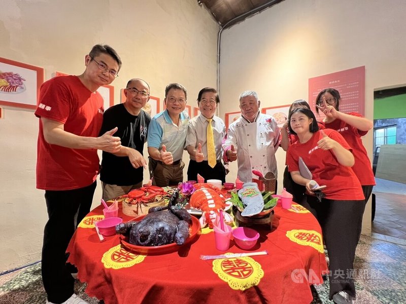屏東大學社會發展學系12名學生與「在在好囍宅」合作社區文化調查,以「嫁娶X辦桌:繁華囍事」為題策展,讓民眾看見傳統社會中的婚嫁辦桌大小事。中央社記者李卉婷攝 111年7月29日
