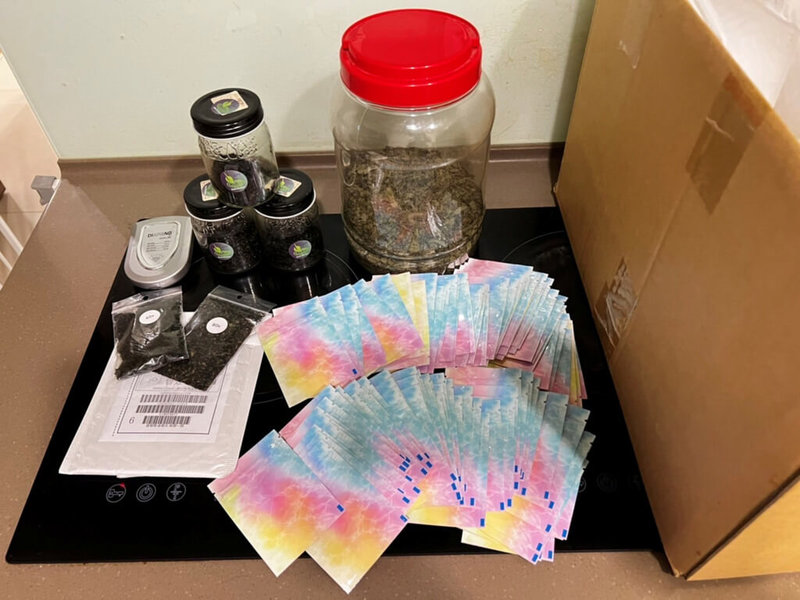 43歲李姓女子涉嫌透過網路販售鼠尾草,台北市警察局刑警大隊29日表示,因鼠尾草有類似大麻等作用,循線逮捕李女到案,並查扣第3級毒品鼠尾草約800公克,以及毒品分裝袋、電子磅秤等物。(警方提供)中央社記者劉建邦傳真 111年7月29日