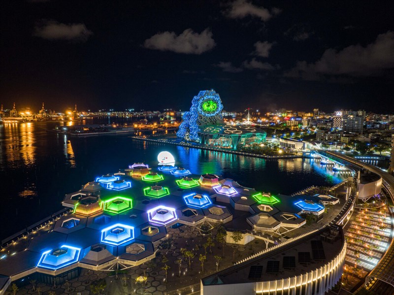 迎接文博會,高雄市政府利用愛河智慧燈光系統,在高雄流行音樂中心建築上映出由知名設計師顏伯駿操刀的文博會「群島共振」主視覺,用動態影像閃耀愛河、展現絢麗光景。(高雄市政府提供)中央社記者曾以寧傳真 111年7月22日