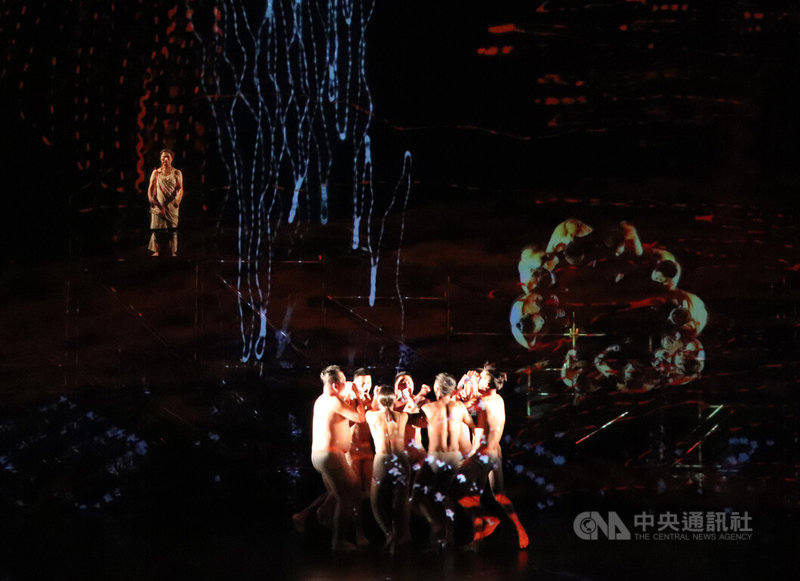 台北表演藝術中心迎來開幕季,布拉瑞揚舞團29日起至31日將演出新作「己力渡路」,以泰雅族織布機的聲音為創作靈感,舞者們穿梭遊走在泰雅族圖騰與山林燈光之中。中央社實習記者李欣縵攝 111年7月29日