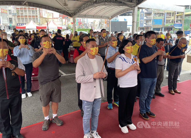 雲林縣虎尾鎮中元文化祭受疫情影響已停辦2年,今年復辦,7區聯會29日舉辦開香祭典,雲林縣長張麗善(前中)、虎尾鎮長丁學忠(前左)等人出席。中央社記者姜宜菁攝 111年7月29日