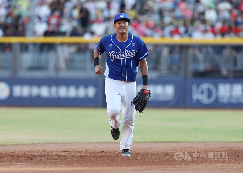 中職富邦悍將隊外野手林哲瑄受傷將安排開刀,他透過臉書發文表示,希望自己的傷勢能喚起大家對球場安全的重視。圖為林哲瑄23日出賽畫面。中央社記者張新偉攝 111年7月29日