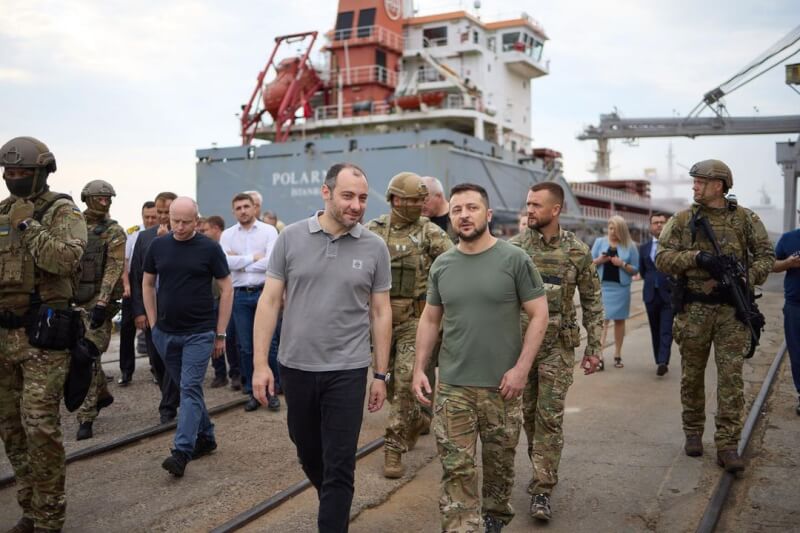 烏克蘭總統澤倫斯基（前右1）29日視察南部一座港口，監督穀物裝上一艘土耳其船舶以待出口。（圖取自instagram.com/zelenskiy_official）