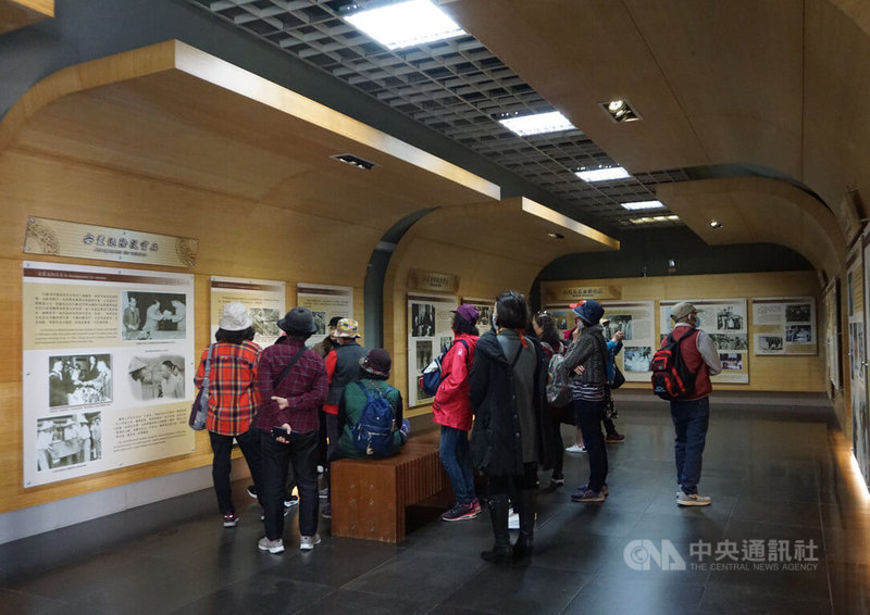 金門國家公園管理處29日表示,蔣經國先生紀念館(圖)、雙鯉濕地自然中心、金水國小展示館、翟山坑道、烈嶼遊客中心,以及烈嶼區自行車借用站8個展示館自8月1日起至31日,開館時間將延長開館1小時,至下午6時止。圖為2020年1月13日民眾參訪蔣經國先生紀念館。中央社記者黃慧敏攝 111年7月29日
