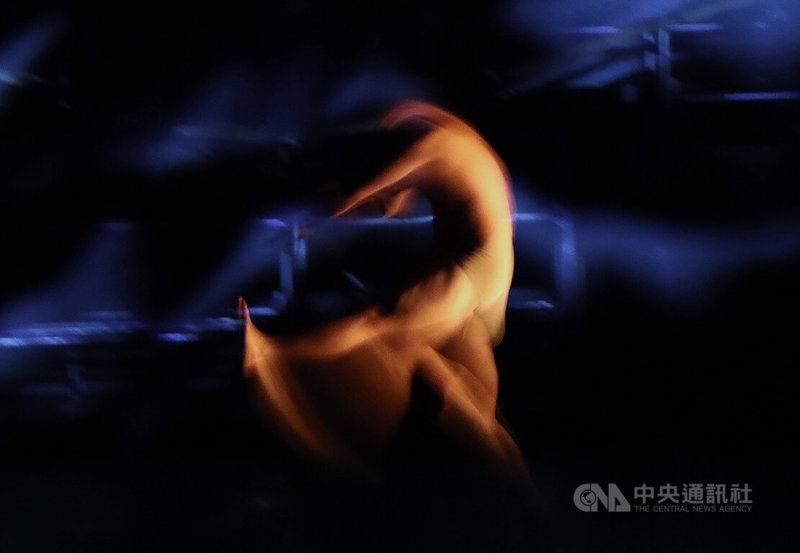 布拉瑞揚舞團新作「己力渡路」29日晚間將在台北表演藝術中心大劇院登場,編舞家布拉瑞揚以泰雅族的織布文化為起點,透過舞者腳步,織出泰雅族的生活與遷徙之路。中央社實習記者李欣縵攝 111年7月29日