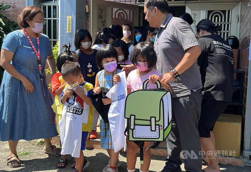 台東縣延平鄉紅葉部落的課輔班「紅葉愛的小屋」29日獲贈知名品牌的2D包包和微笑猿人潮T，部落小朋友直說感覺超夢幻，家長也驚訝包包的設計像P圖。中央社記者盧太城台東攝  111年7月29日