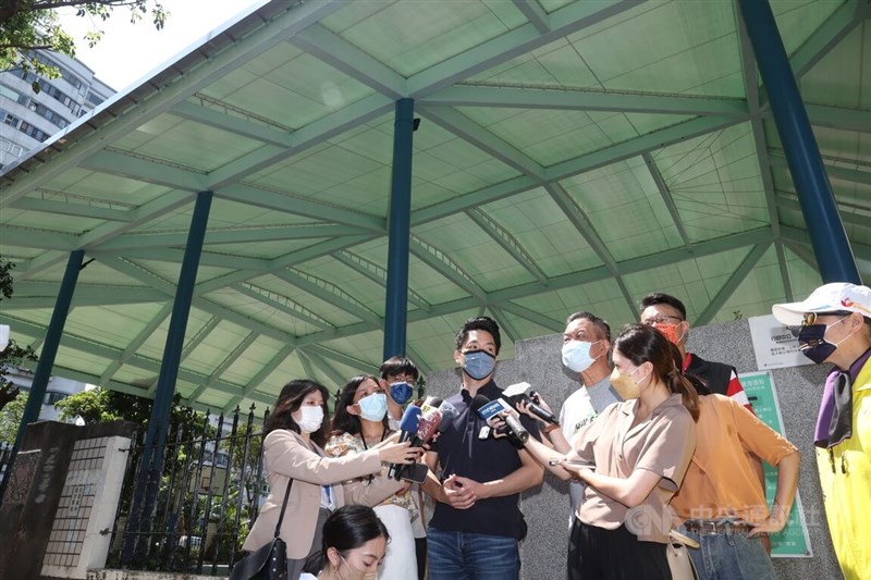 國民黨台北市長參選人蔣萬安(前排左3)29日上午應無黨籍台北市議員林瑞圖(右4,灰衣者)邀請,到北投區會勘「關渡國中興建籃球場因日照影響鄰房視力嚴重受損案」,並接受媒體訪問。中央社記者吳家昇攝 111年7月29日