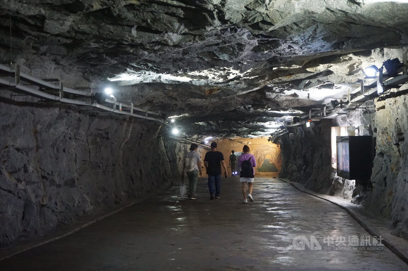 金門國家公園管理處29日表示,翟山坑道等8處展示館將在整個8月期間延長開館1小時,至下午6時關館。圖為2020年8月26日民眾遊覽翟山坑道。中央社記者黃慧敏攝 111年7月29日